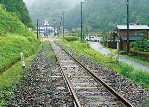 砕石は小さく砕いた自然石を使用